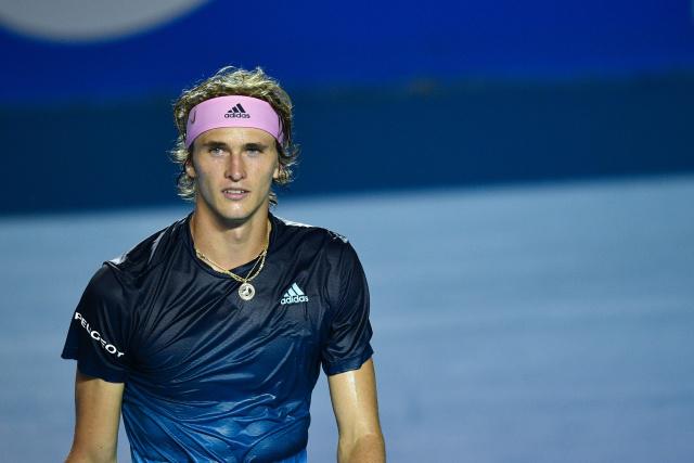 四周环绕的 四周环绕的